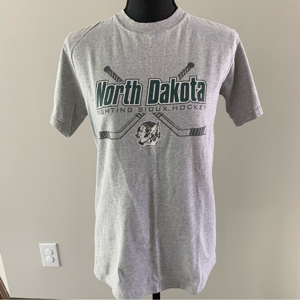 Champion North Dakota Fighting Sioux gray crewneck tee size small